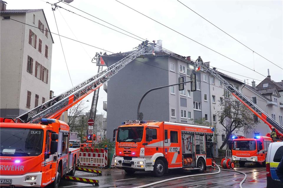 Großeinsatz in Stuttgart - zwei Feuerwehr-Kräfte verletzt Mit rund 100 Einsatzkräften und drei Drehleitern war die Feuerwehr im Einsatz.Andreas Rosar/Fotoagentur-Stuttgart/dpa