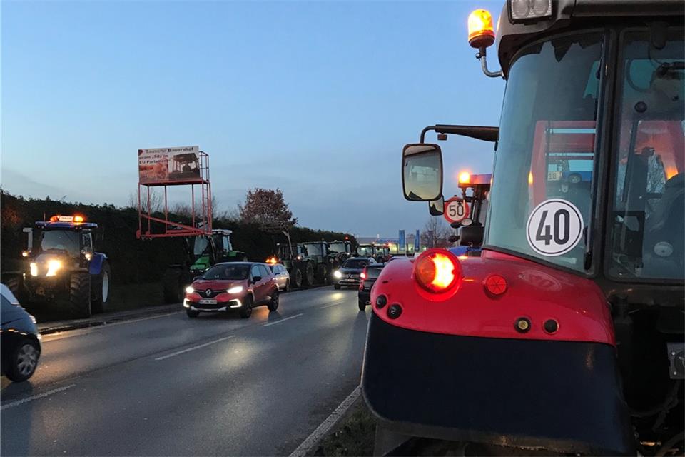 Mit rund 80 Traktoren machten die Landwirte am Rand der B224 auf sich aufmerksam.