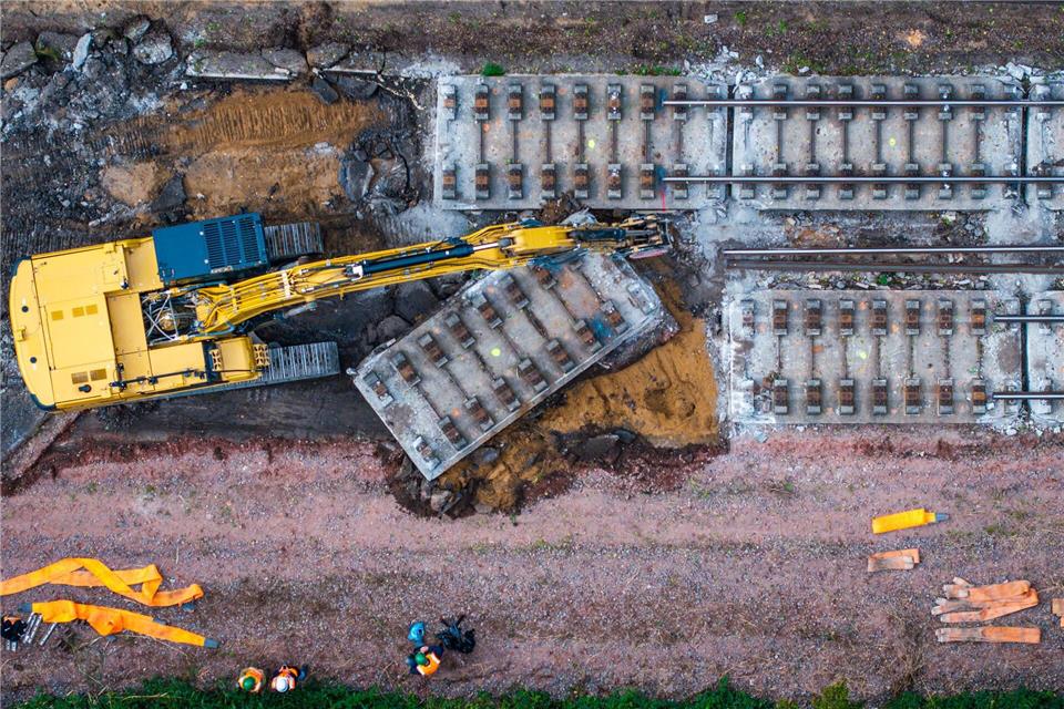 Mit schwerer Technik wurde heute auf einem Teilstück der Bahnstrecke Hamburg-Berlin die vor Jahrzehnten eingebaute feste Fahrbahn aus Beton abgebaut. Dazu wird die Strecke in sechs Meter lange Platten zerschnitten und per Eisenbahndrehkran abtransportiert.Jens Büttner/dpa