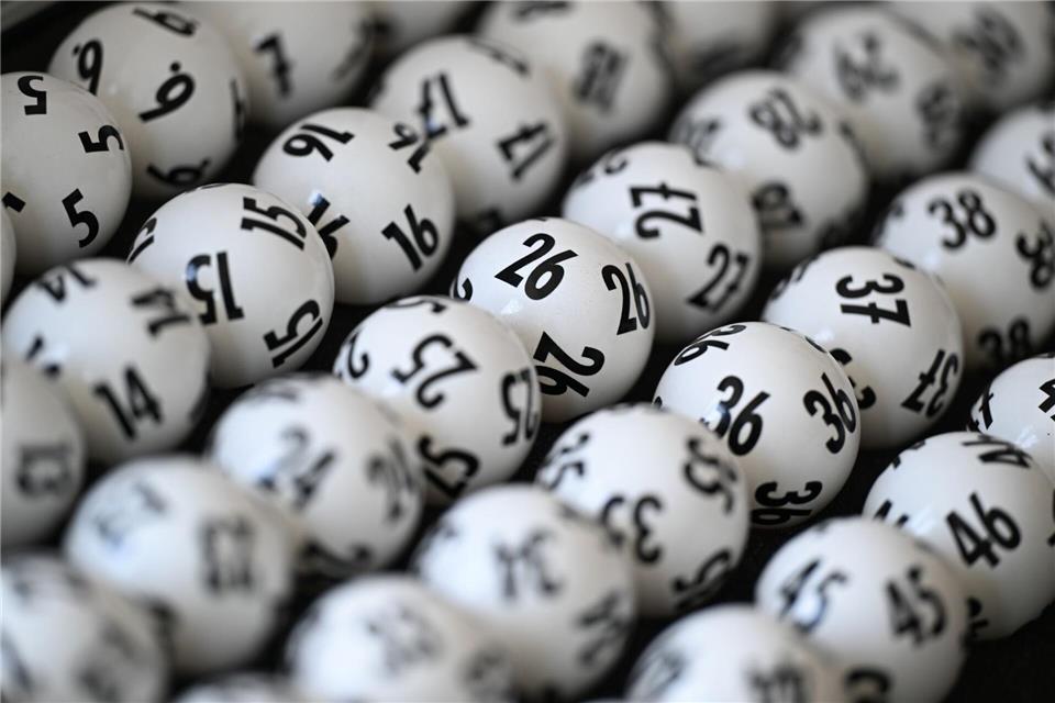 Mit sechs Richtigen zum Lottomillionär zu werden, davon träumen viele, trotz geringer Chancen. (Symbolbild) Arne Dedert/dpa