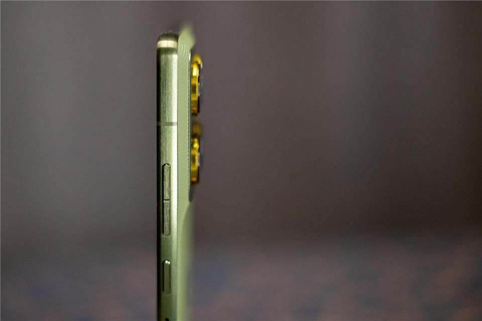 Mit seinem Alu-Rahmen und der griffigen Rückseite liegt das Edge 70 angenehm leicht in der Hand.Nico Tapia/dpa-tmn