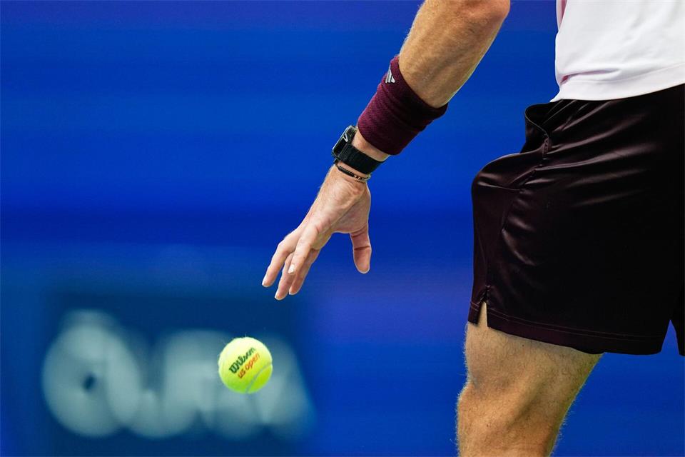 Mit seinem Auftippen des Balls vor dem Aufschlag sorgte Alexander Zverev für Kontroversen.Frank Franklin II/AP/dpa