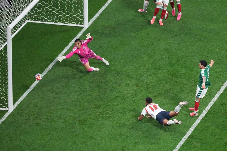 Mit seinem Doppelpack ebnete Bellingham den Weg für die Three Lions.Martin Rickett/PA Wire/dpa