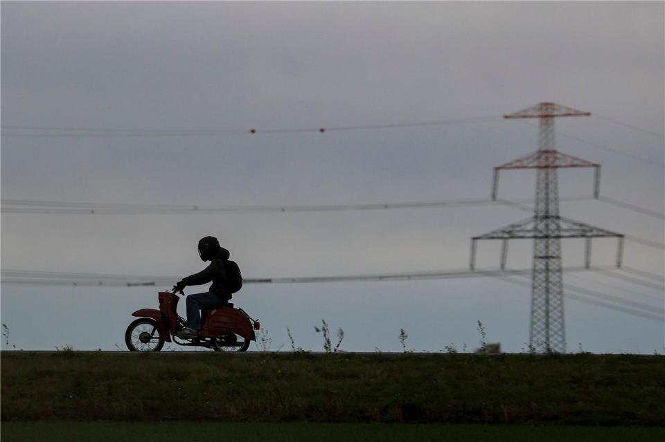 Mit seinem Moped flüchtet ein 16-Jähriger vor der Polizei über einen Friedhof. (Symbolbild)Jan Woitas/dpa