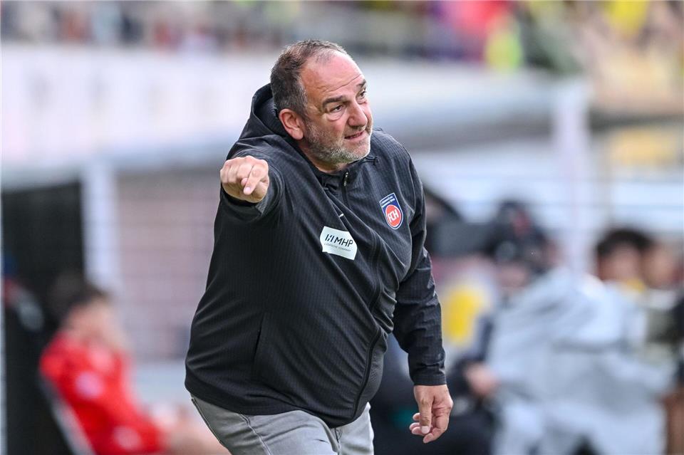 Heidenheimer Tiefschläge: Immerhin die Haltung stimmt wieder Mit seinem Team in dieser Saison noch ohne Punkt: FCH-Trainer Frank Schmidt.Harry Langer/dpa