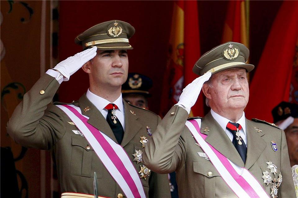 Mit seinem Vater Juan Carlos lässt sich König Felipe kaum noch fotografieren. (Archivbild)Javier Cebollada/epa/EFE/dpa