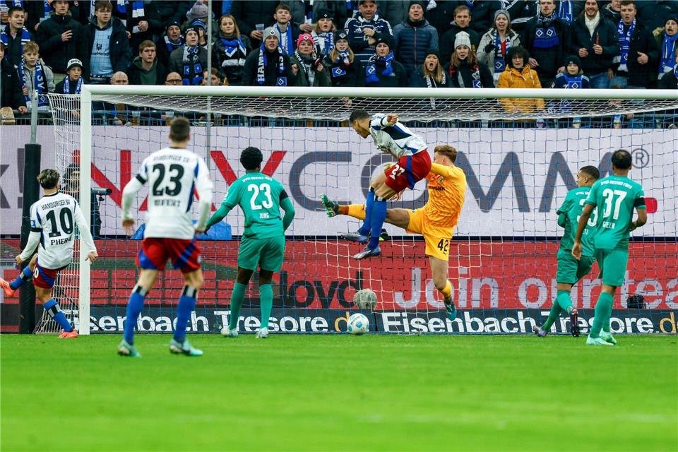 Mit seinem neunten Saisontor für den HSV zur Stelle: Davie Selke (M). Axel Heimken/dpa
