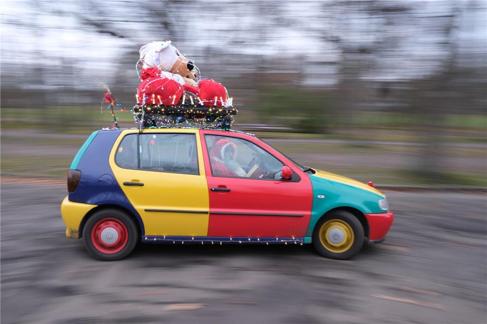 Mit seinem reich dekorierten Wagen ist Weihnachtsmann André Adelinia ein begehrtes Fotoobjekt in Leipzig. Sebastian Willnow/dpa