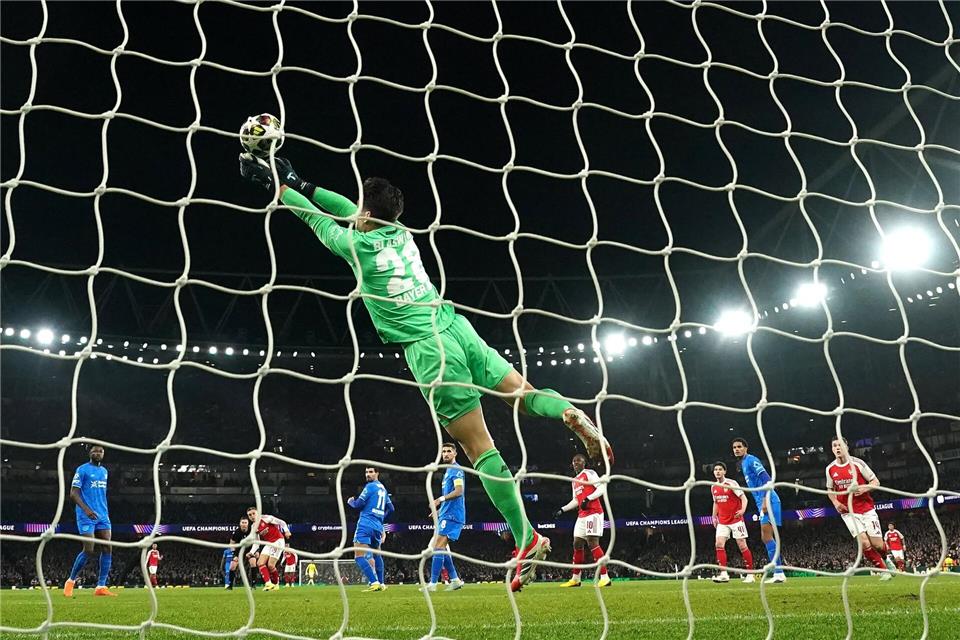 Mit seinen Paraden hielt Torhüter Janis Blaswich Leverkusen lange im Spiel.Bradley Collyer/PA Wire/dpa