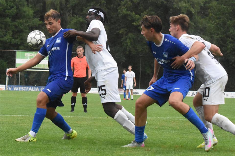 Mit seinen beiden Treffern avancierte Johannes Koschmieder (links) am vergangenen Sonntag in Emsdetten zum Gemener Matchwinner. Vor dem Heimspiel gegen Dorsten-Hardt plagen den Goalgetter Schulterprobleme.