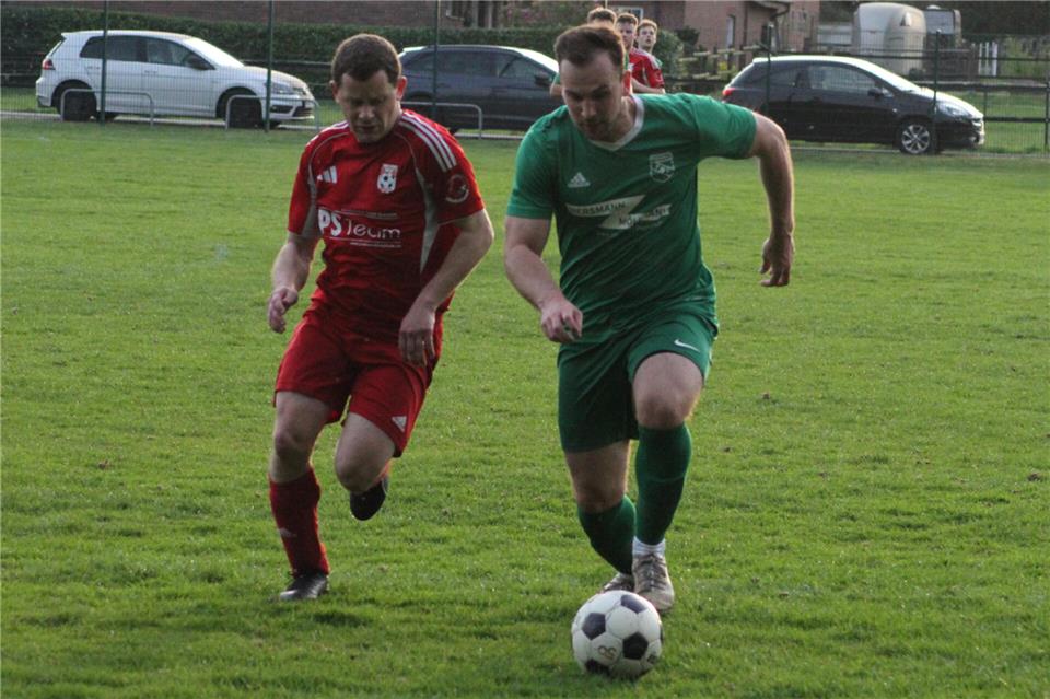 Mit seinen beiden Treffern war Pascal Schleking (rechts) maßgeblich am TSV-Erfolg beim SV Illerhusen beteiligt.