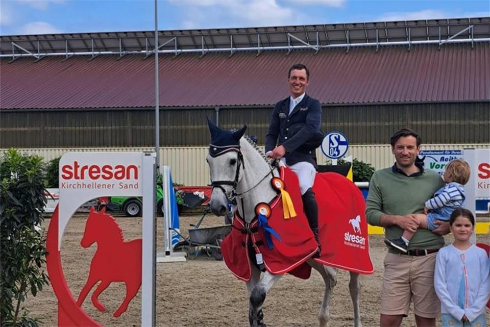 Mit seiner Stute Clariquada T feierte der Heidener Hendrik Dowe in Kirchhellen den Sieg in einer Zwei-Phasen-Springprüfung der Klasse S**.