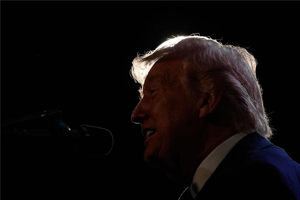 Mit seiner überraschenden Aussage zum baldigen Ende des Iran-Kriegs sorgt Trump an den Börsen für Erleichterung. Mark Schiefelbein/AP/dpa