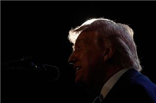 Mit seiner überraschenden Aussage zum baldigen Ende des Iran-Kriegs sorgt Trump an den Börsen für Erleichterung. Mark Schiefelbein/AP/dpa