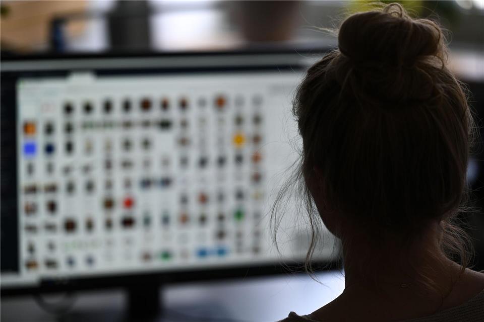 Mit sexualisierter digitaler Gewalt hat auch die hessische Polizei verstärkt zu tun. (Symbolbild)Arne Dedert/dpa