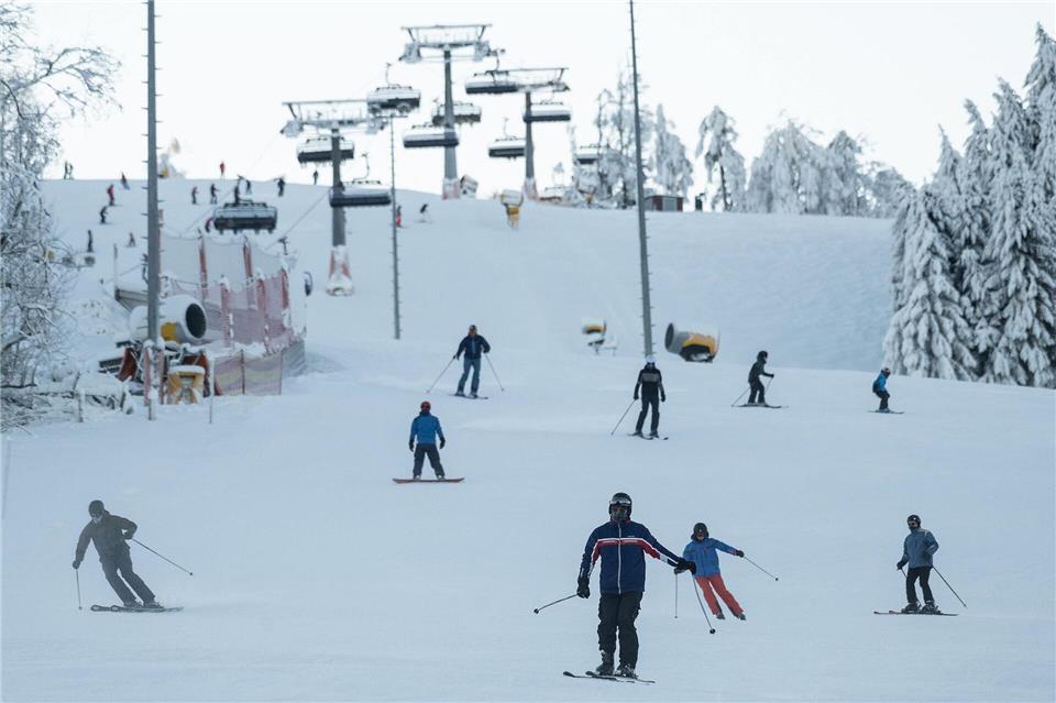 Mit sinkenden Temperaturen stehen Hessens Skigebiete in den Startlöchern. (Archivbild)Swen Pförtner/dpa