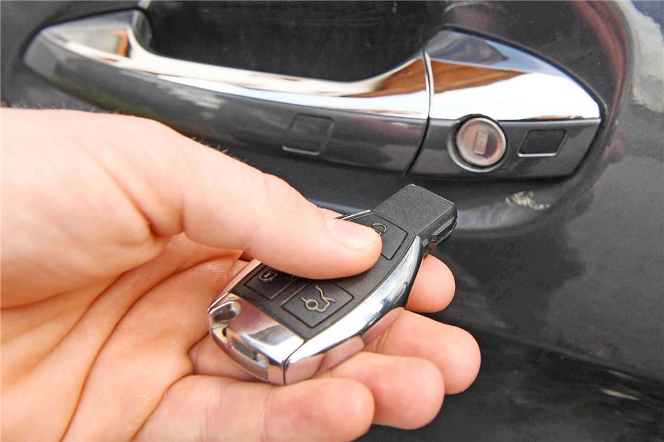 Mit sogenannten Keyless-Go-Systemen können Autos auch ohne einen Schlüssel zu zücken entriegelt und gestartet werden. (Archivbild)Uli Deck/dpa