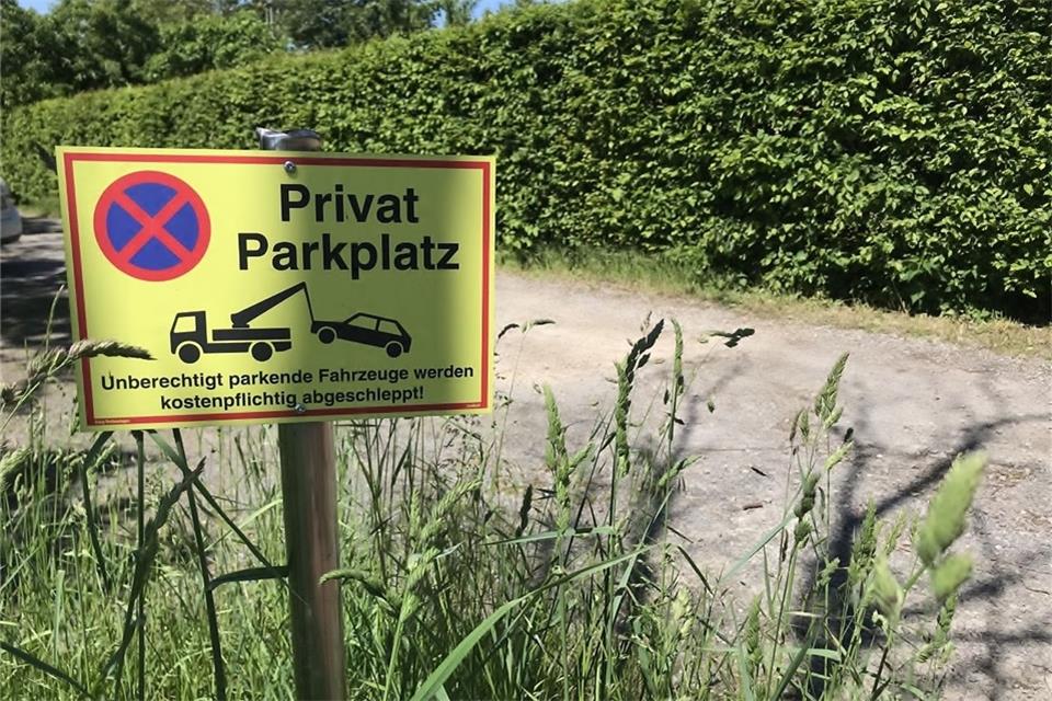 Mit solchen Schildern können Grundstückseigentümer darauf aufmerksam machen, dass dort nicht geparkt werden darf.