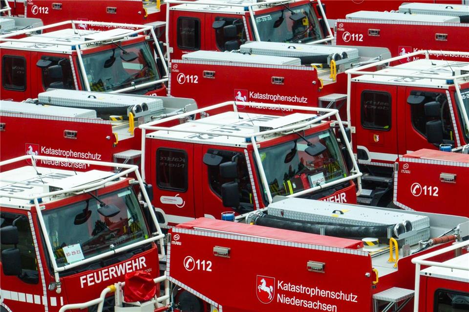 Mit solchen Waldbrandtanklöschfahrzeugen sind die Feuerwehrleute aus Niedersachsen auf dem Weg nach Spanien. (Archivbild)Philipp Schulze/dpa