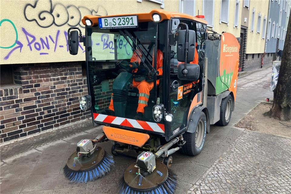 Mit solchen vergleichsweise kleinen Kehrmaschinen beseitigt die Stadtreinigung Streusplitt von Gehwegen.Andreas Heimann/dpa