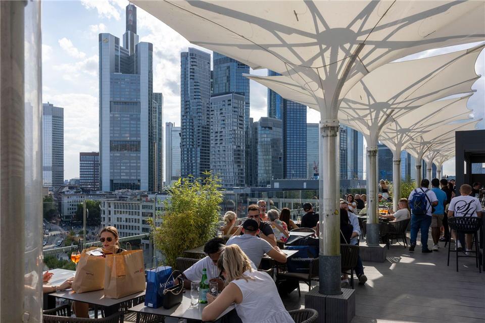 Mit spektakulären Aussichten beteiligen sich Restaurants und Bars mit Skyline-Blick.Helmut Fricke/dpa