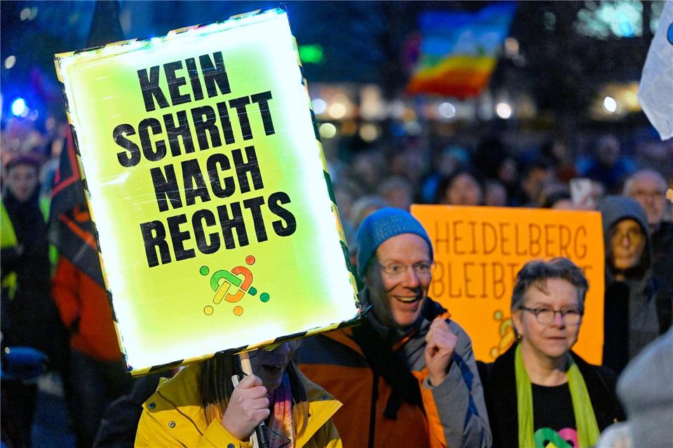 Hunderte demonstrieren in Heidelberg für „schönes Stadtbild“ Mit teilweise beleuchteten Schildern protestierten die Menschen.Uwe Anspach/dpa