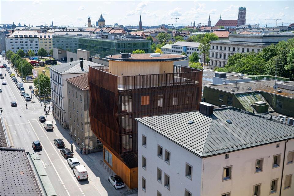 Mit ungewöhnlicher Architektur fügt sich die neue TUM-Kita von Francis Kere in das Museumsviertel ein. (Produktion)Peter Kneffel/dpa