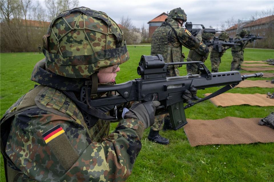 Mit verschiedenen Anreizen will die Bundesregierung mehr junge Leute für die Bundeswehr gewinnen. (Archivbild)Stefan Sauer/dpa