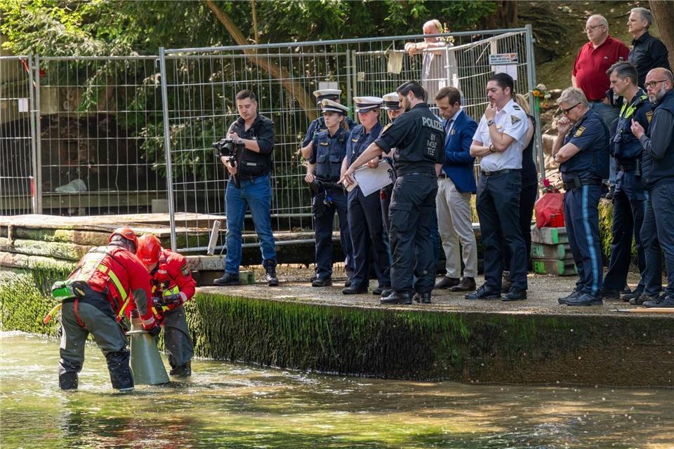 Mehr Sicherheit beim abendlichen Surfen auf der Eisbachwelle  Mit viel Aufwand wurde nach der Ursache für das tödliche Unglück gesucht. (Archivbild)Peter Kneffel/dpa