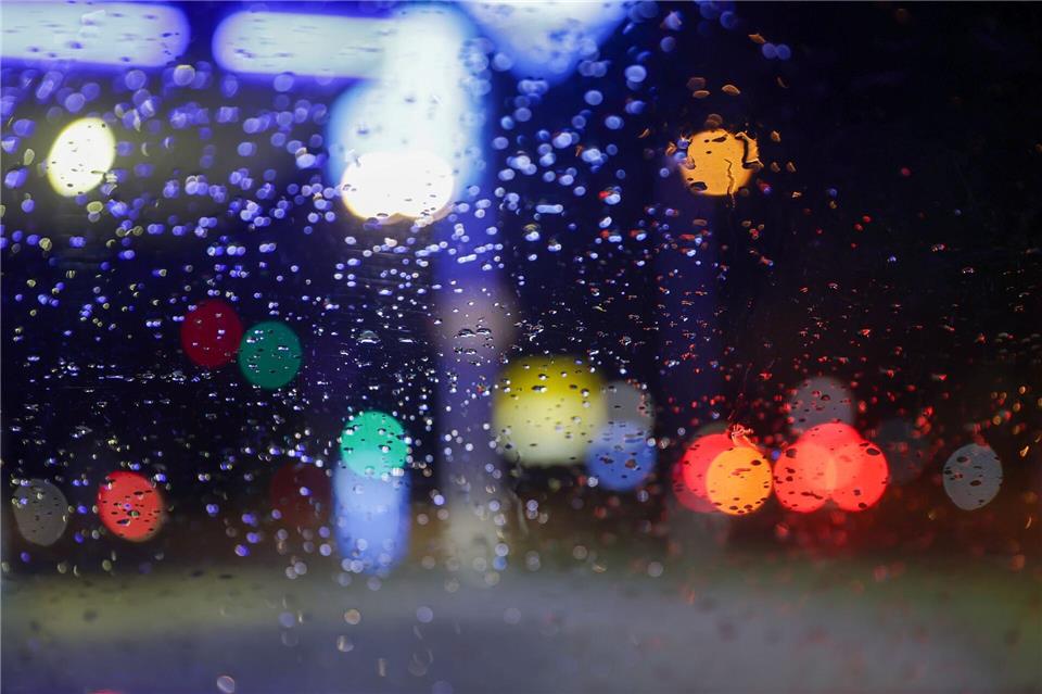 Mit viel Regen ist das Wetter in die Woche gestartet.Thomas Warnack/dpa