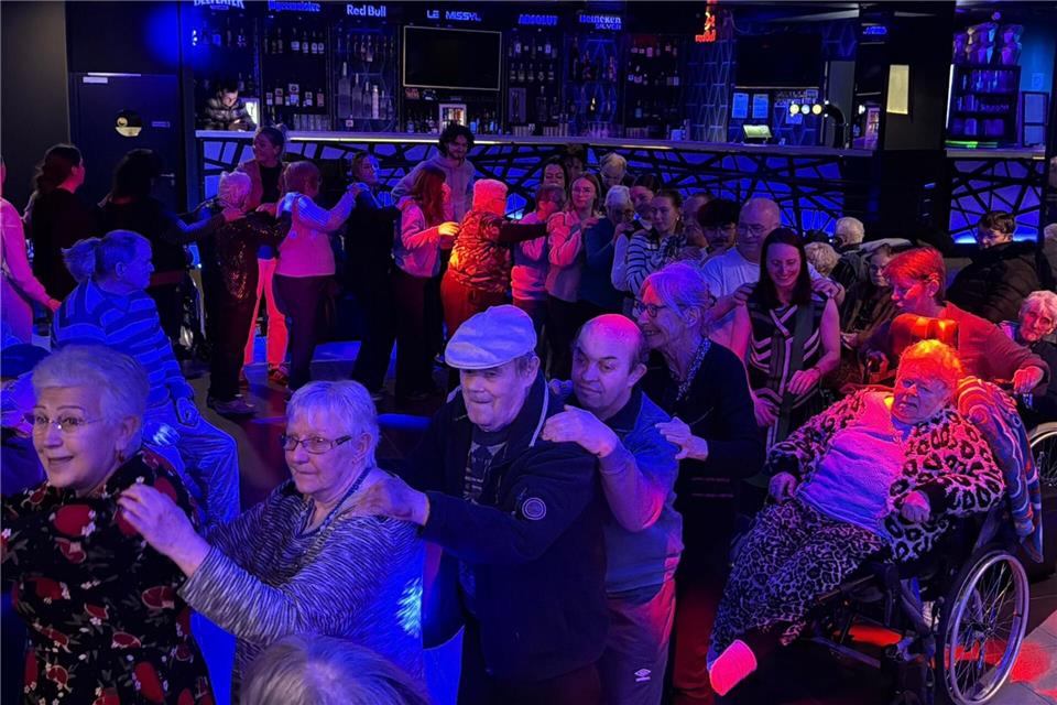 Mit viel Vorfreude haben sie darauf gewartet: Nun tummeln sich die Bewohner von vier französischen Altenheimen auf der Tanzfläche eines Nachtclubs.Rachel Sommer/dpa