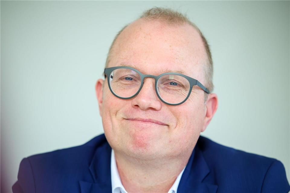 Mit viel Zuversicht, Familie und seinem vierbeinigen Fitness-Partner Kennedy im Rücken will der SPD-Oppositionsführer Jochen Ott den steinigen Weg in die Düsseldorfer Staatskanzlei erklimmen.Christoph Reichwein/dpa