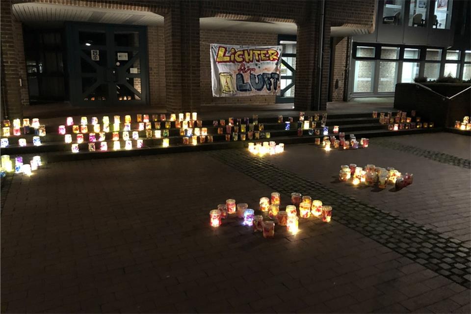 Mit vielen Lichtern wurde vor dem Rathaus auf die Forderung hinsichtlich der Lüftungsanlagen aufmerksam gemacht. 