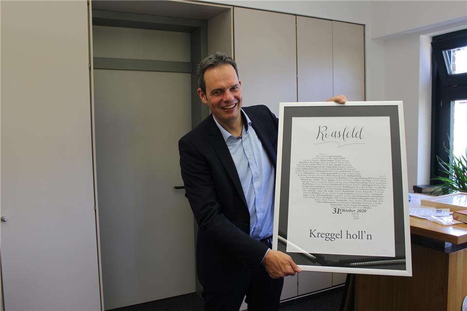 Mit vielen Zitaten und Begebenheiten aus seiner mehr als zehnjährigen Amtszeit haben die Mitarbeiter im Rathaus dieses Abschiedsgeschenk für Andreas Grotendorst gestaltet.