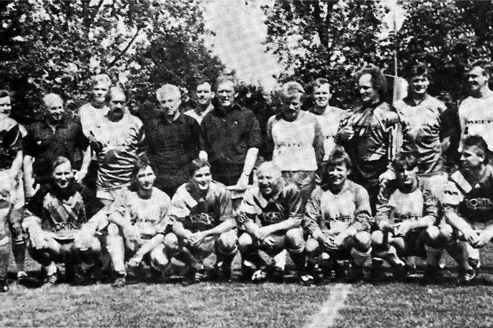 Uwe-Seeler-Traditions-Elf begeistert die Fußball-Fans Mit vielen großen Stars war die Uwe-Seeler-Traditions-Elf am 14. Mai 1994 bei den Borkener Sportfreunde zu Gast und besiegte eine Stadtauswahl mit 11:2 (8:0).