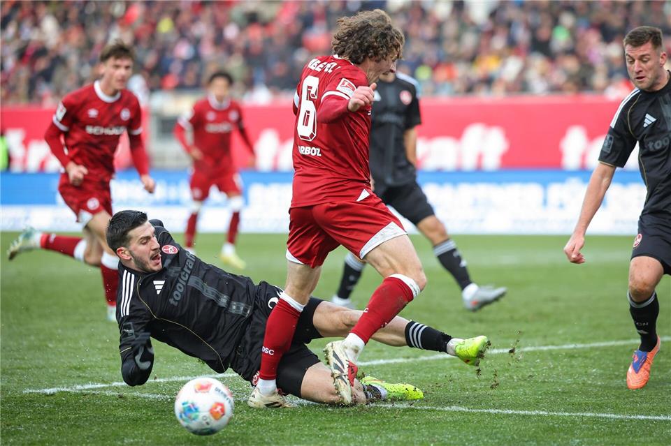 Mit vollem Einsatz wie hier Luka Lotschoschwili (l) verteidigten die Nürnberger das 2:0.Daniel Karmann/dpa