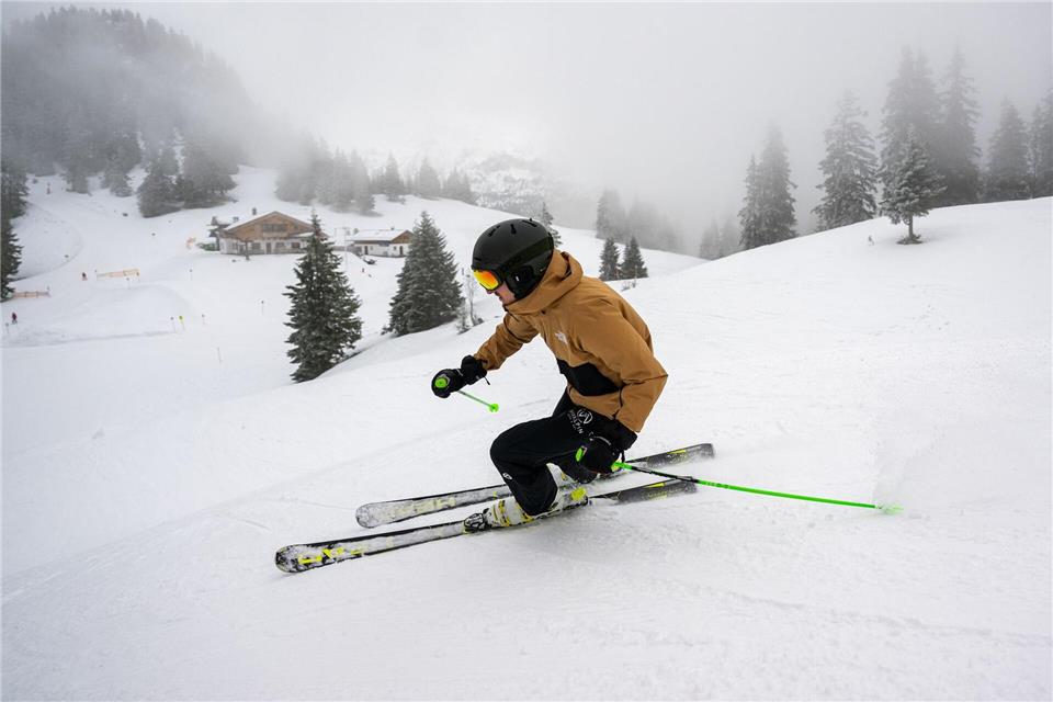 Mit vollem Fokus die Piste runter: Nicht nur Muskeln und Herz-Kreislauf-System sind beim Skifahren gefragt - auch das Gehirn muss einiges leisten. picture alliance / dpa-tmn