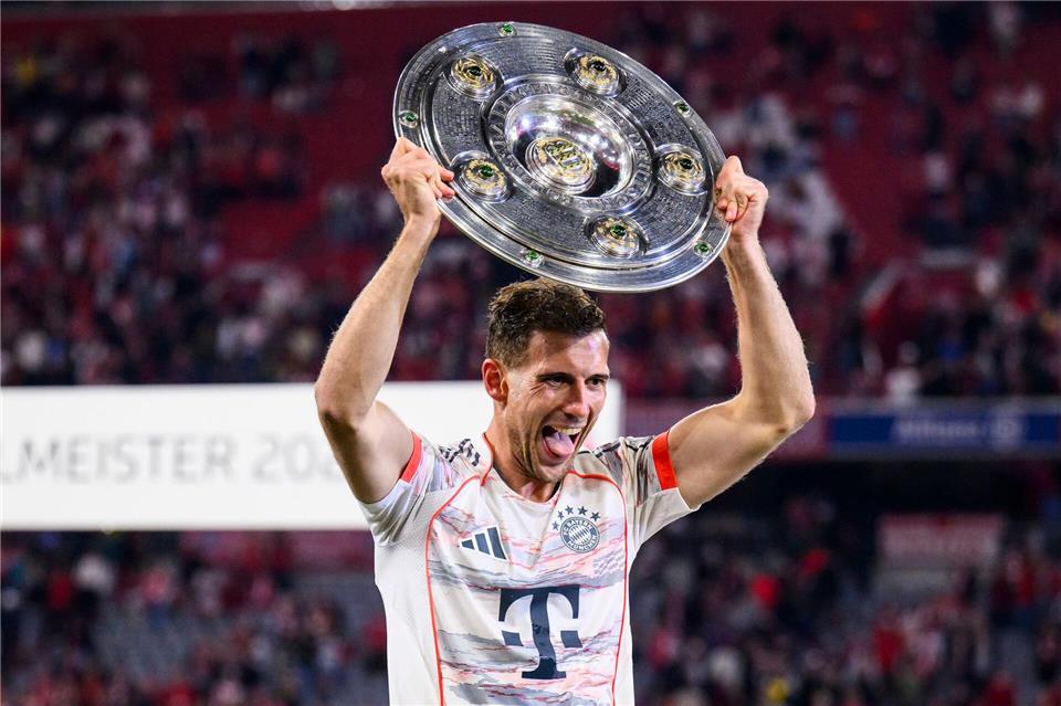 Mit „vollen Händen“, wie hier mit der Meisterschale 2025, will sich Leon Goretzka aus München verabschieden.Tom Weller/dpa