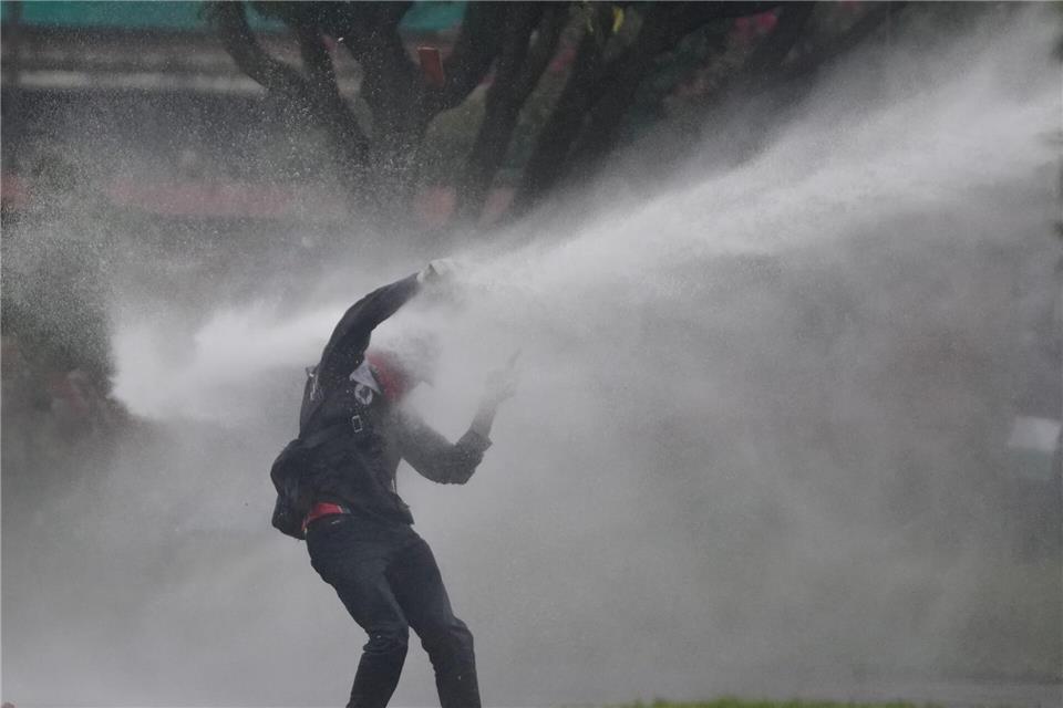 Bilder des Tages Mit voller Wucht: Ein Demonstrant wird bei Protesten gegen die Politik von Präsident Petro von einem Wasserwerfer getroffen.Fernando Vergara/AP/dpa
