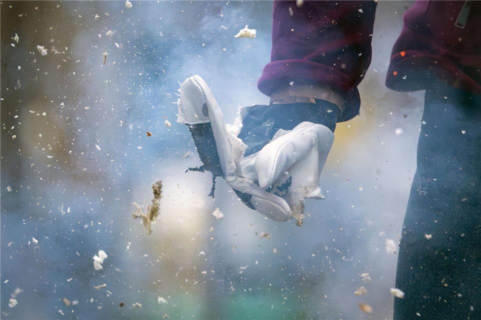 Mit voller Wucht: Gerade illegale Böller können viel stärker explodieren als erwartet - wie hier während einer Vorführung der Berliner Feuerwehr an einer Puppe. picture alliance/dpa