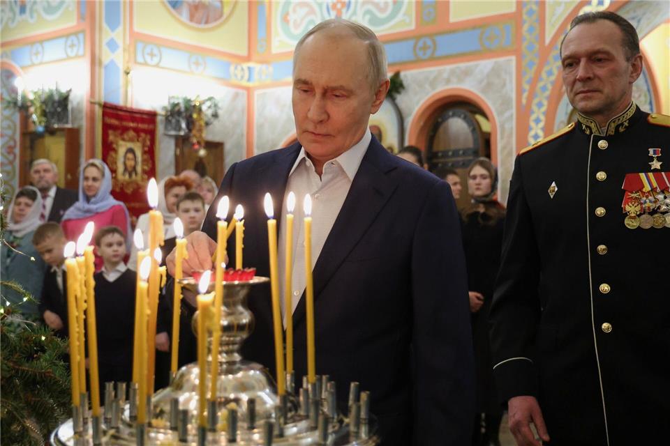 Mit welcher Bitte hat Kremlchef am orthodoxen Weihnachten wohl diese Kerze angezündet? (Archivbild)Vyacheslav Prokofyev/Pool Sputnik Kremlin/AP/dpa