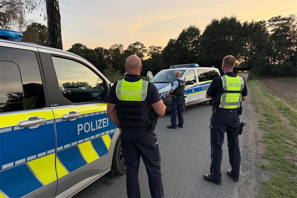 Mit zahlreichen Polizeikräften wurde entlang der Gleise nach den Tätern gesucht.