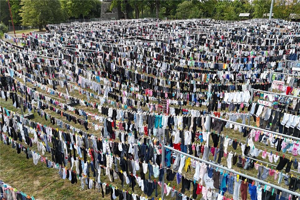 Mit zigtausend Socken auf einer Wäscheleine will Zeulenroda-Triebes im Thüringer Vogtland einen Weltrekord knacken.Sebastian Willnow/dpa