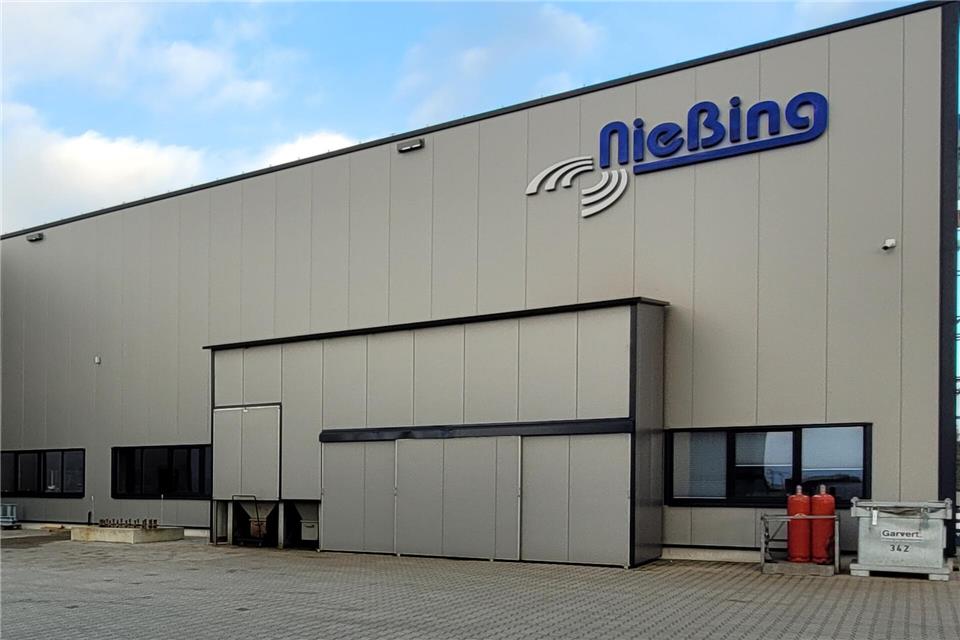 Mit zusätzlicher Bürofläche und dem Anbau einer Halle für Messung, Forschung und Entwicklung am Standort Raesfeld entwickelt sich die Nießing Anlagenbau GmbH weiter.