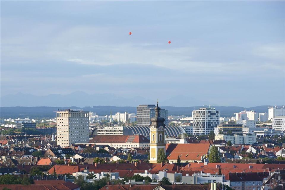 Mit zwei Ballons war die Höhe der Zwillingstürme 2021 simuliert worden. (Archivbild)Tobias Hase/dpa
