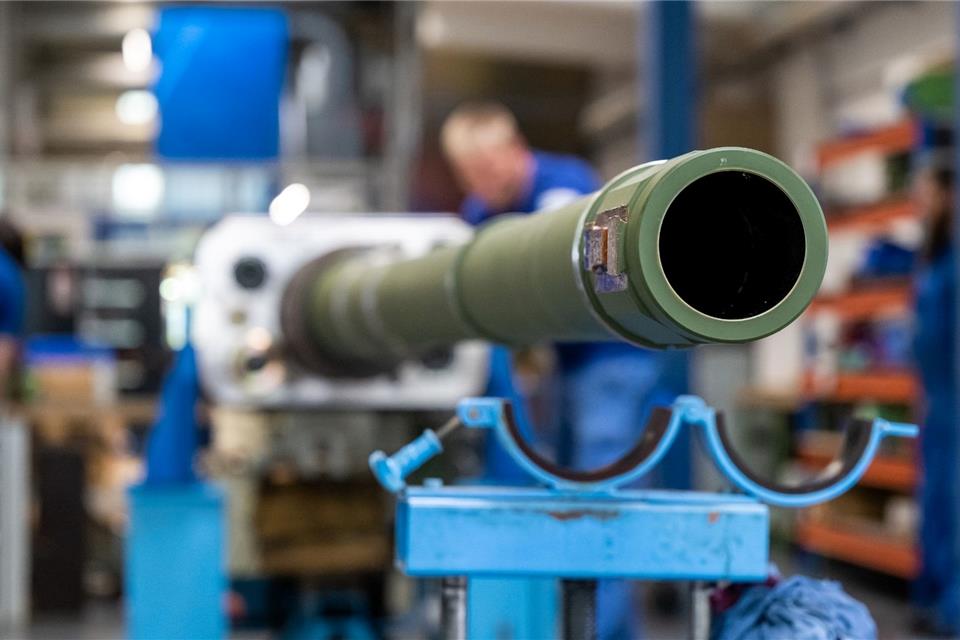 Mitarbeiter bei Rheinmetall arbeiten an einer Kanone für den Kampfpanzer Leopard 2A4.
