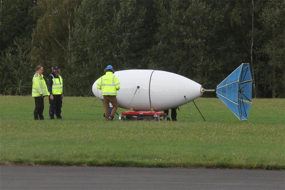 Mitarbeiter bereiten eine Messsonde für einen Hubschrauberflug vor. Die Apparatur wurde von der Firma Supracon aus Jena gebaut.  Bodo Schackow/dpa