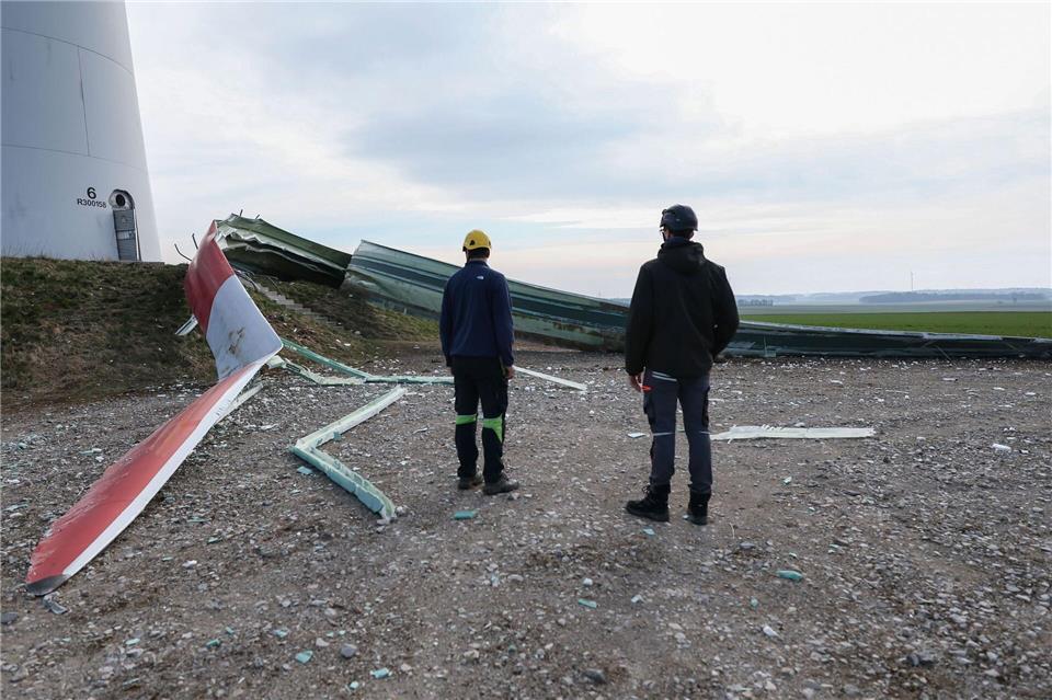 Mitarbeiter besichtigen das von einem Windrad abgebrochene Rotorblatt.Daniel Löb/dpa