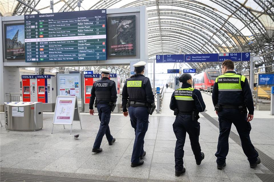 Mitarbeiter der Bahn und Bundespolizisten gehen auf dem Dresdner Hauptbahnhof gemeinsam auf Streife (Archivbild). Robert Michael/dpa