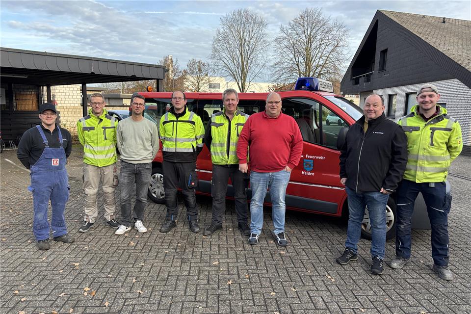 Mitarbeiter der Firma Brüninghoff engagieren sich bei der Feuerwehr Heiden; sie und weitere Einsatzkräfte fahren in einem ehemaligen Mannschaftstransportwagen.